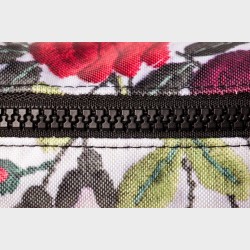 Piórnik z nadrukiem - haftowane czerwone kwiaty