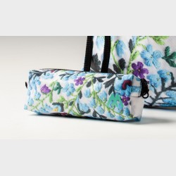 Piórnik z nadrukeim - haftowane niebieskie kwiaty