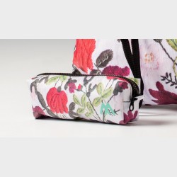 Piórnik z nadrukiem - haftowane czerwone kwiaty