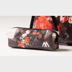 Piórnik z nadrukiem – Augustin Dubuisson, Waza z kwiatami i ostem