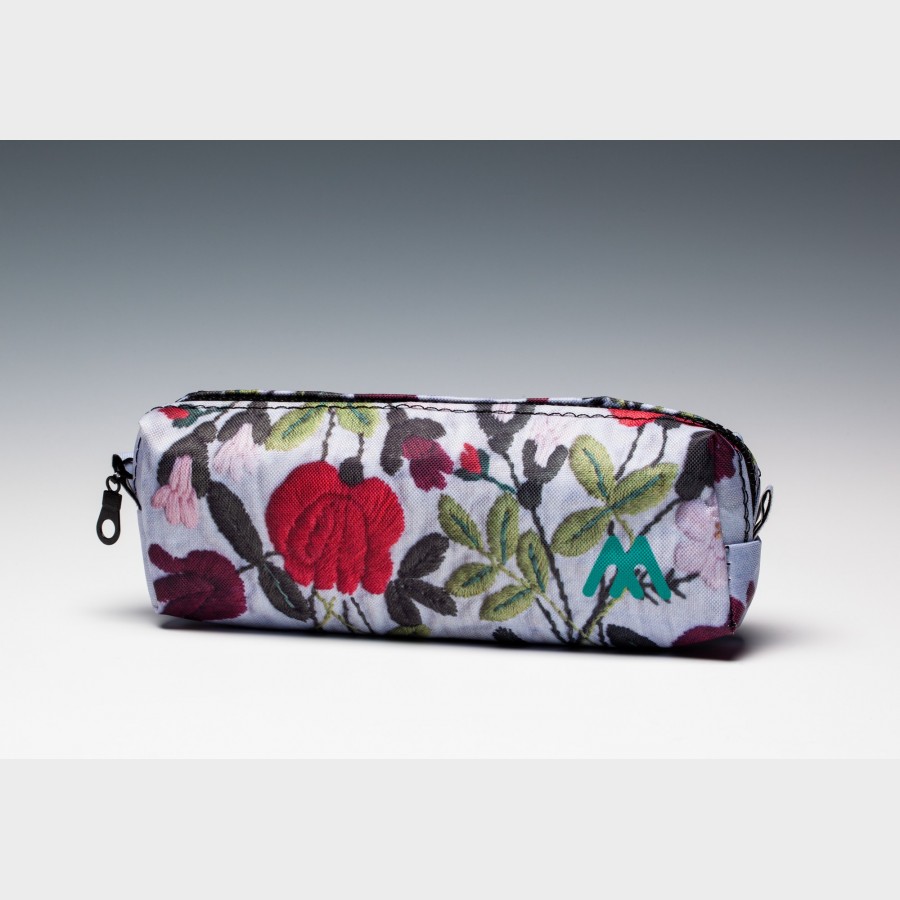 Piórnik z nadrukiem - haftowane czerwone kwiaty