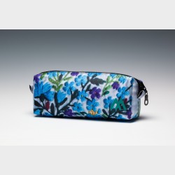 Piórnik z nadrukeim - haftowane niebieskie kwiaty