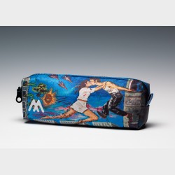 Piórnik z nadrukiem – Krzysztof Skarbek, W sierpniu całujemy się za oknem