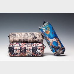 Piórnik z nadrukiem – Krzysztof Skarbek, W sierpniu całujemy się za oknem