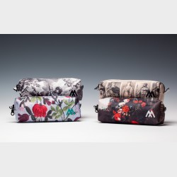 Piórnik z nadrukiem – Krzysztof Skarbek, W sierpniu całujemy się za oknem