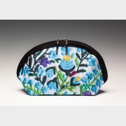 Kosmetyczka – haftowane niebieskie kwiaty
